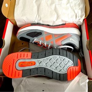 Air Max Genome size 7.5 mens brand new